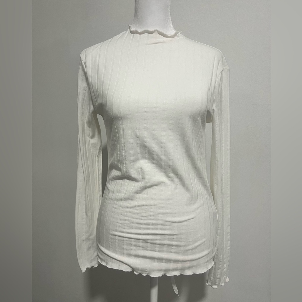 Stradivarius white turtle neck long sleeve top scallop detail size medium NWT